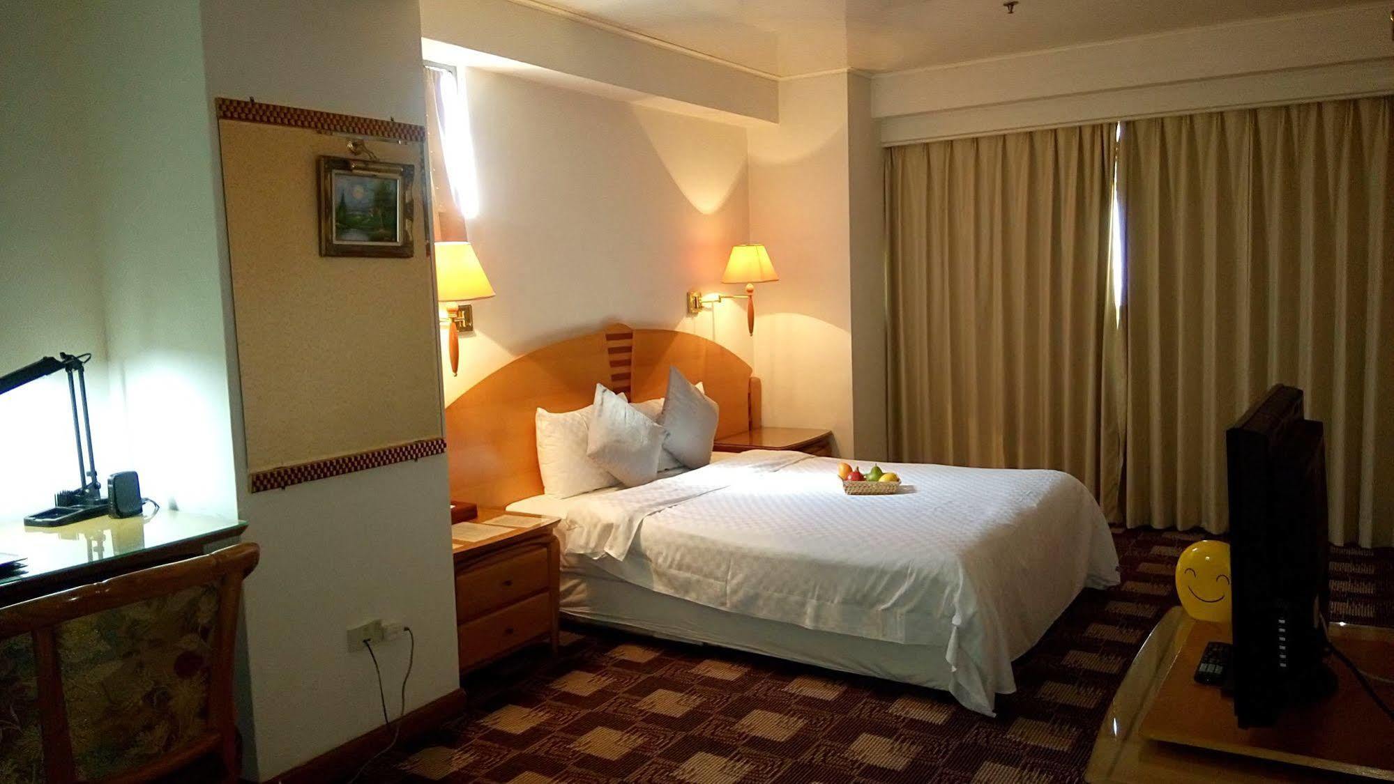 Berkeley Business Hotel Zhongzheng Hsinchu City Exterior photo