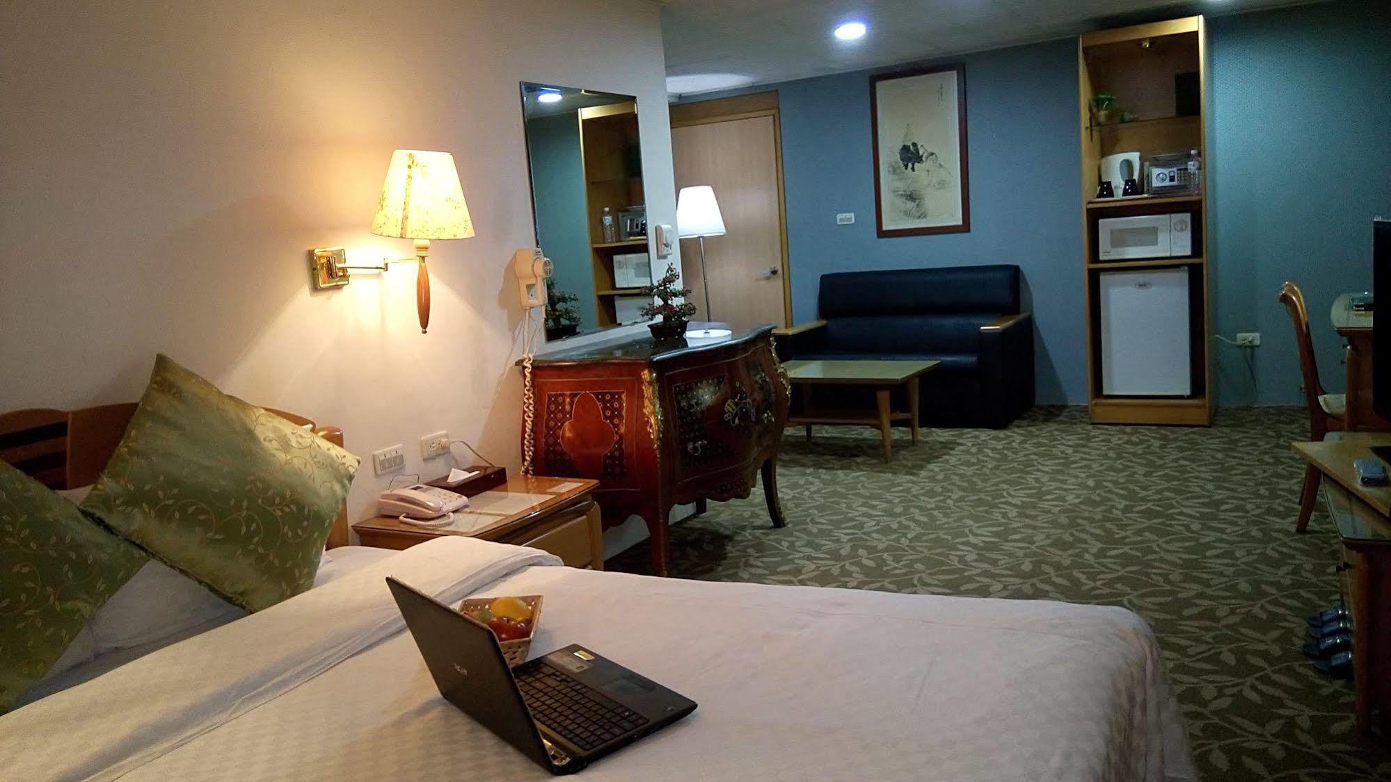 Berkeley Business Hotel Zhongzheng Hsinchu City Exterior photo